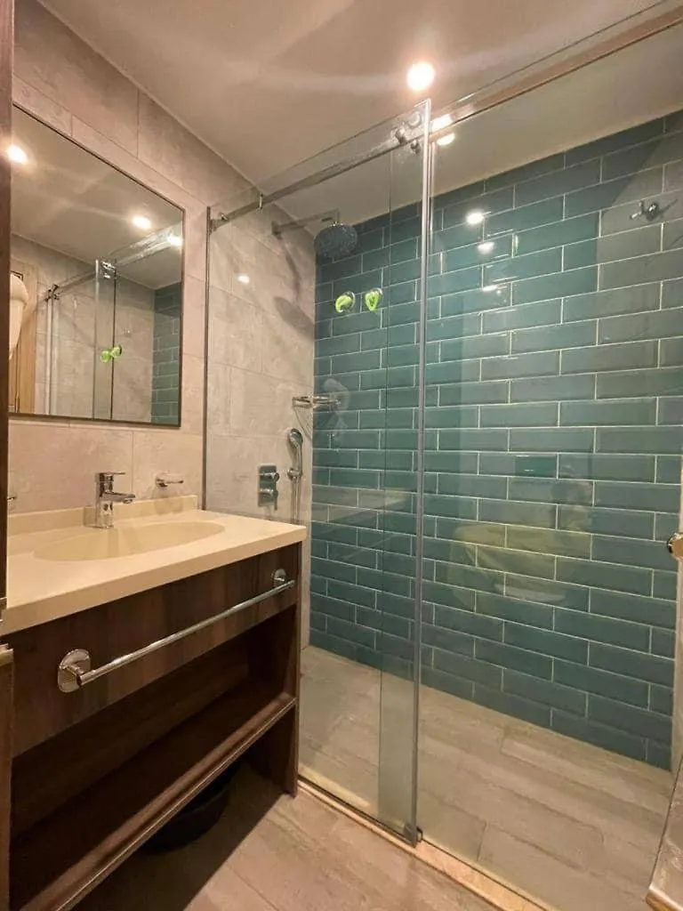 Студия С Боковым Видом На Море Batumi Apartment